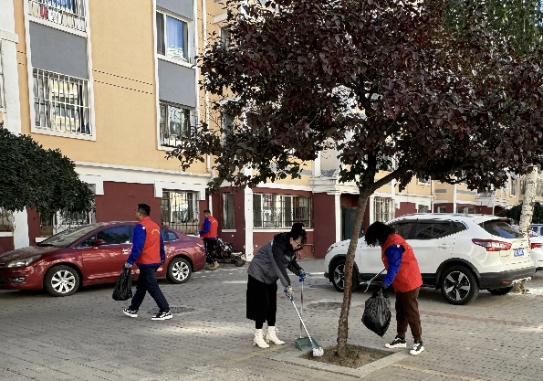 城市燃熱集團(tuán)城發(fā)供熱橋靠分公司黨總支部協(xié)助呼哈路社區(qū)開(kāi)展“民生微實(shí)事”活動(dòng) (3).jpg 城市燃熱集團(tuán)城發(fā)供熱橋靠分公司黨總支部協(xié)助呼哈路社區(qū)開(kāi)展“民生微實(shí)事”活動(dòng) (3).jpg